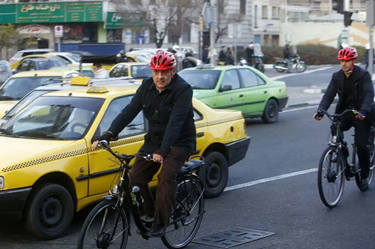 پیروز حناچی با دوچرخه به شهرداری رفت