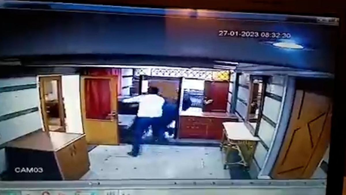 ببینید | درگیری شجاعانه مامور امنیتی با مهاجم سفارت آذربایجان