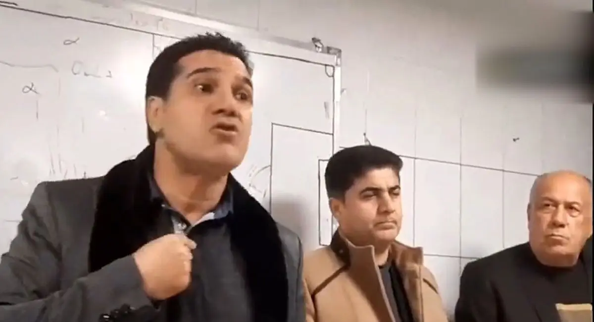 مربی بازیکنانش را تهدید کرد: می‌دهم تماشاگران با چوب شما را بزنند!