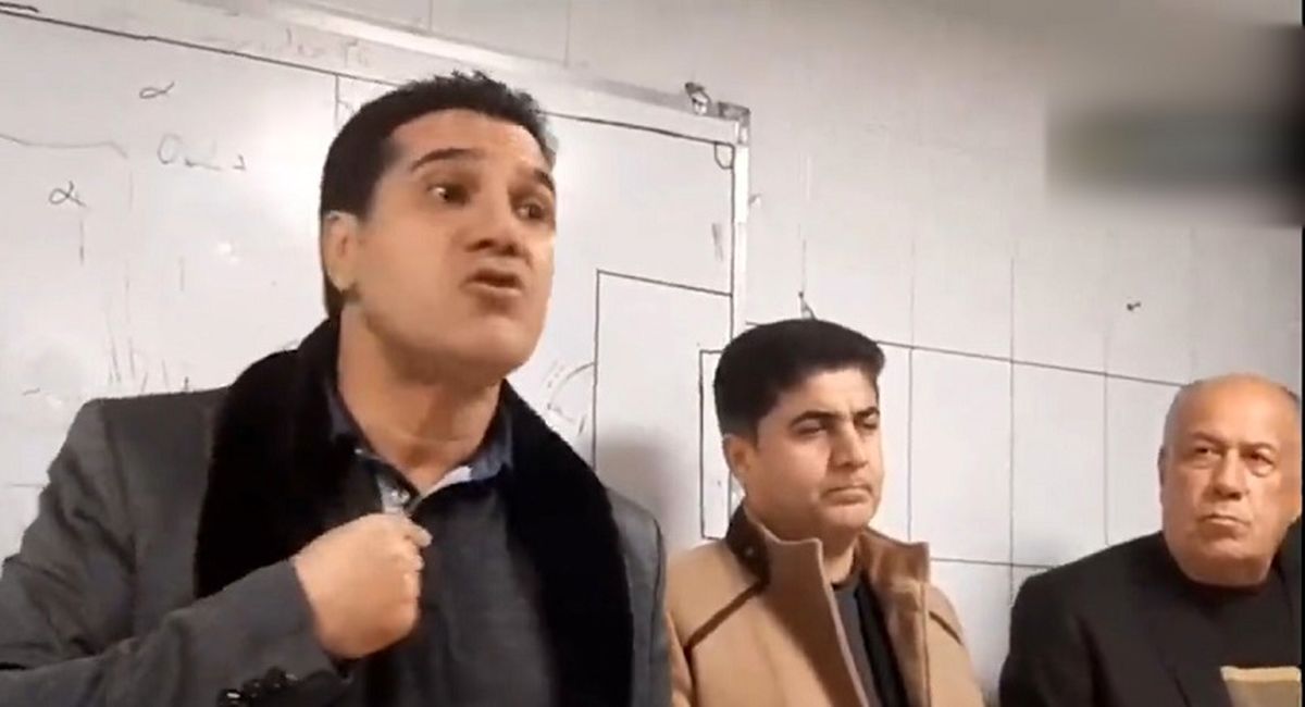 مربی بازیکنانش را تهدید کرد: میدهم تماشاگران با چوب شما را بزنند!