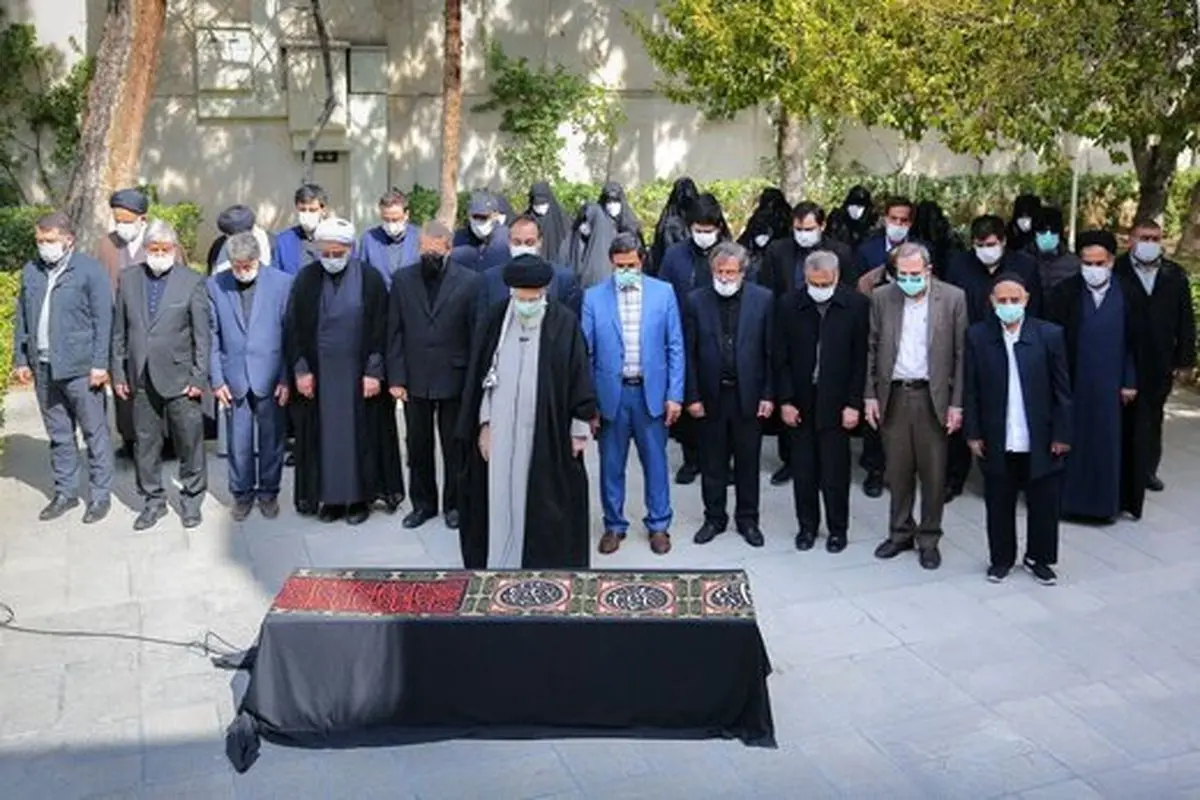 نماز رهبر انقلاب بر پیکر همسر شهید مطهری
