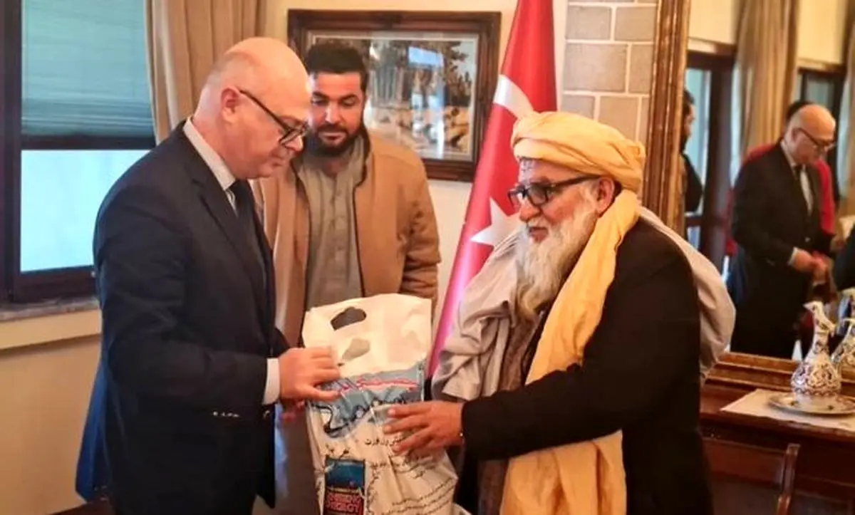 کمک طالبان به زلزله‌زده‌ها با کیسه پلاستیکی