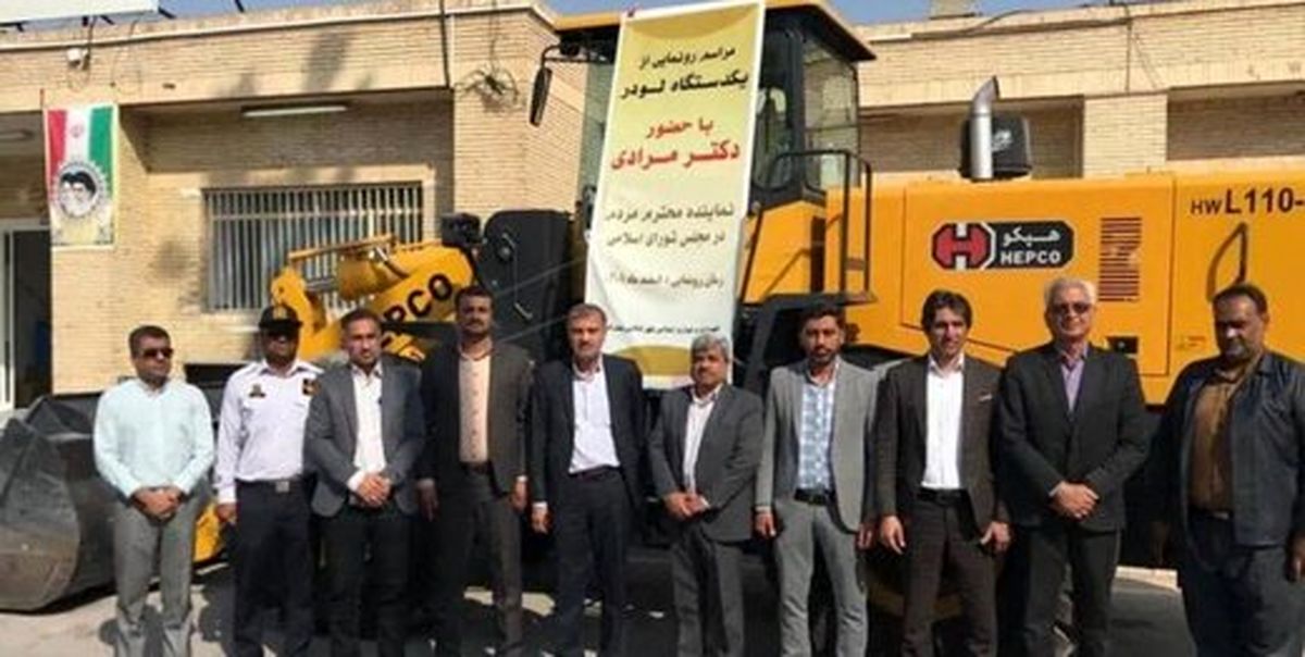 جنجال تصویر یک نماینده مجلس با لودر با بنر حاشیه‌ساز +عکس
