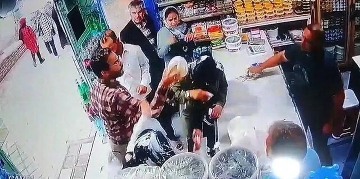 صدور حکم جلب برای مردی که ظرف ماست به‌سمت دو زن پرتاب کرد