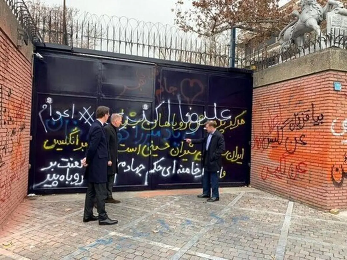 شعارنویسی‌های دیوار سفارت انگلستان پاک شد