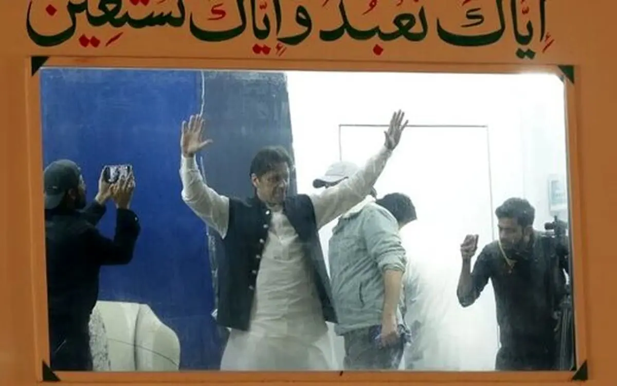 تصویر نخست‌وزیر سابق پاکستان با یک کلاه عجیب