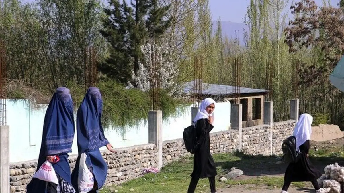 طالبان ورود به رستوران‌های روباز را برای زنان در هرات ممنوع کرد