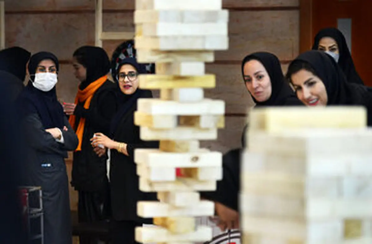 ۱۱ دستورالعمل برای پوشش زنان در یک شرکت دولتی + عکس