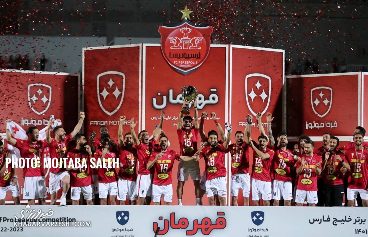 تماشا کنید | لحظه بالا بردن جام قهرمانی پرسپولیس توسط عالیشاه
