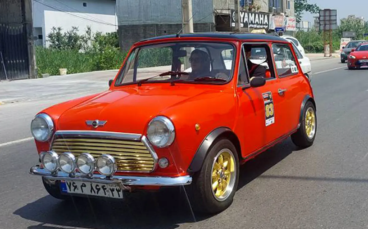 گشت‌و‌گذاری با 7خودروی قدیمی و کوچک بازار خودرو