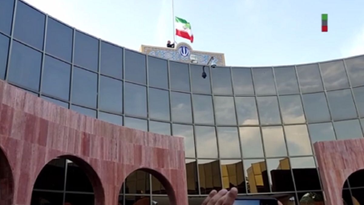 تماشا کنید | لحظه بازگشایی کنسولگری ایران در جده