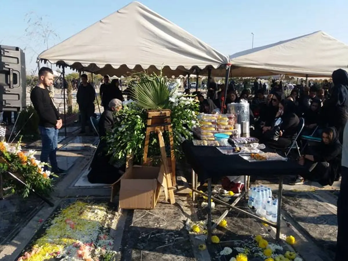 مداحی مزایده‌ای بر سر مزارها در باغ رضوان ارومیه + تصویر
