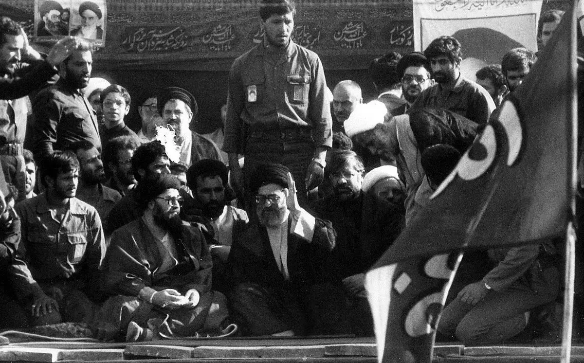 عکس کمتر دیده‌شده آیت‌الله خامنه‌ای در ایام رحلت امام
