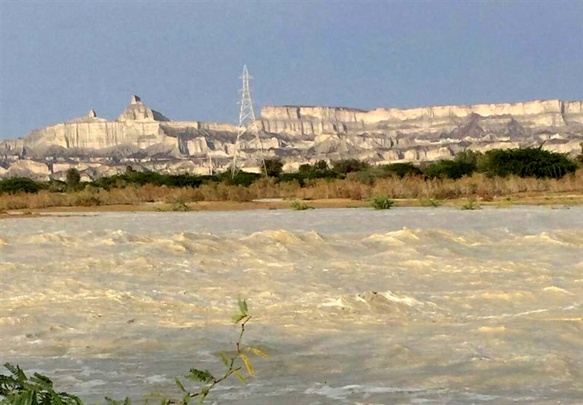 ببینید | طغیان رودخانه در سیستان و بلوچستان در پی بارش شدید باران