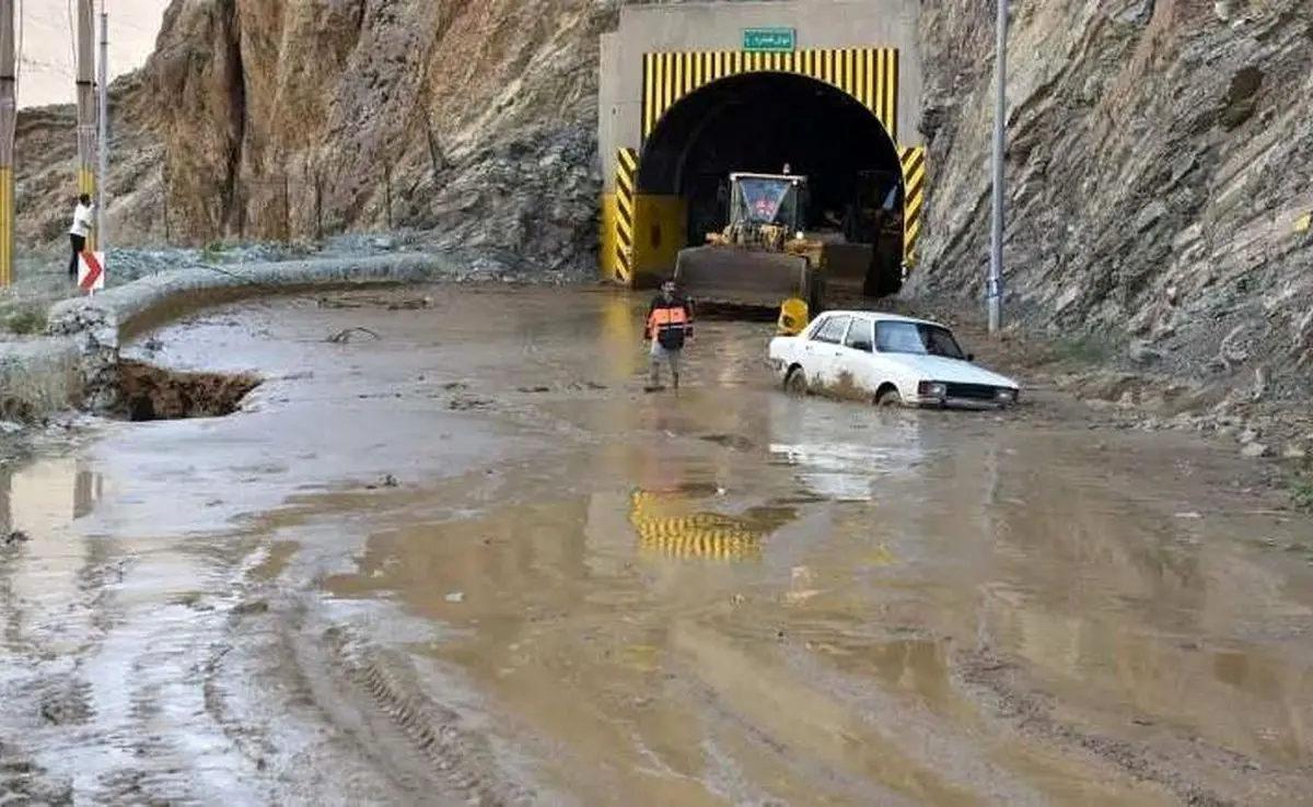در جستجوی زنی با مانتوی سفید در سیل جاده چالوس