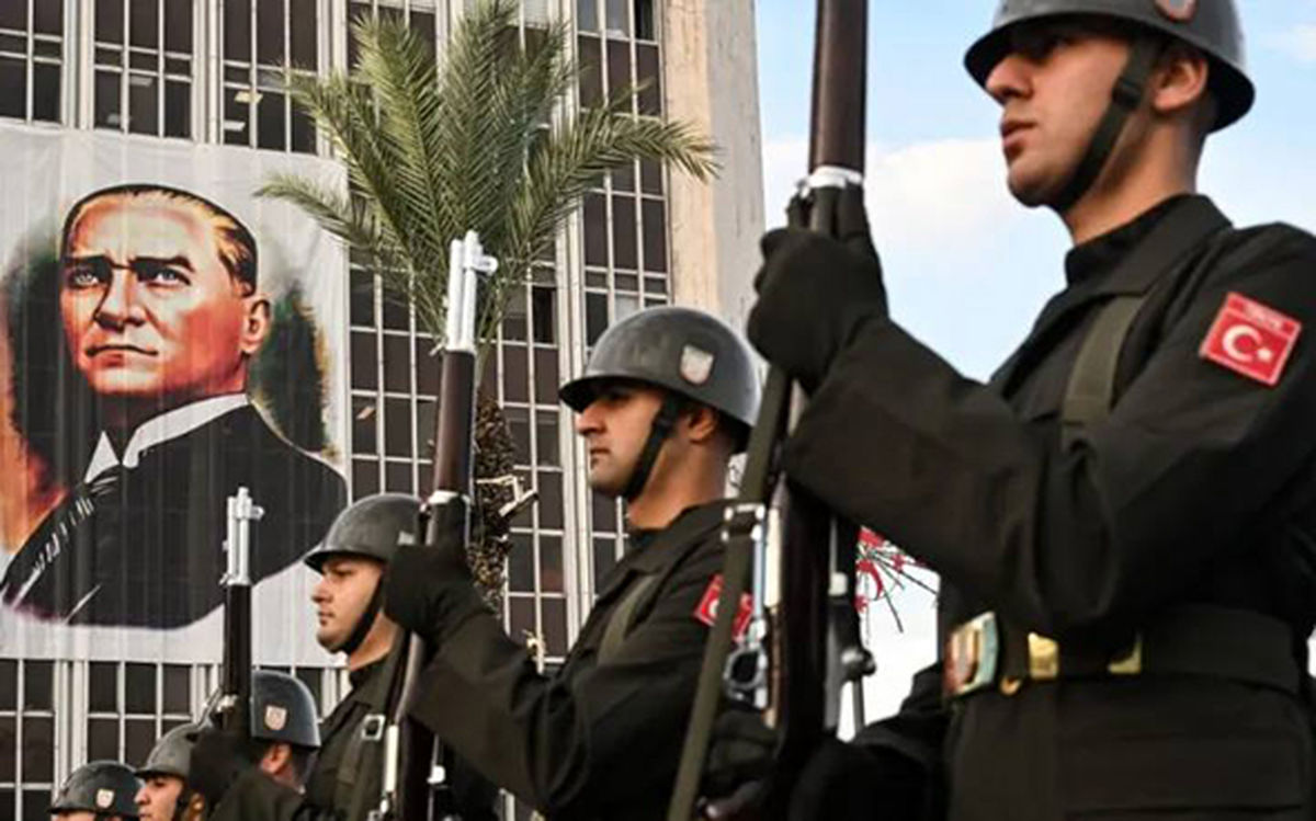 جنگ با لباس نظامی بر‌سر آتاتورک