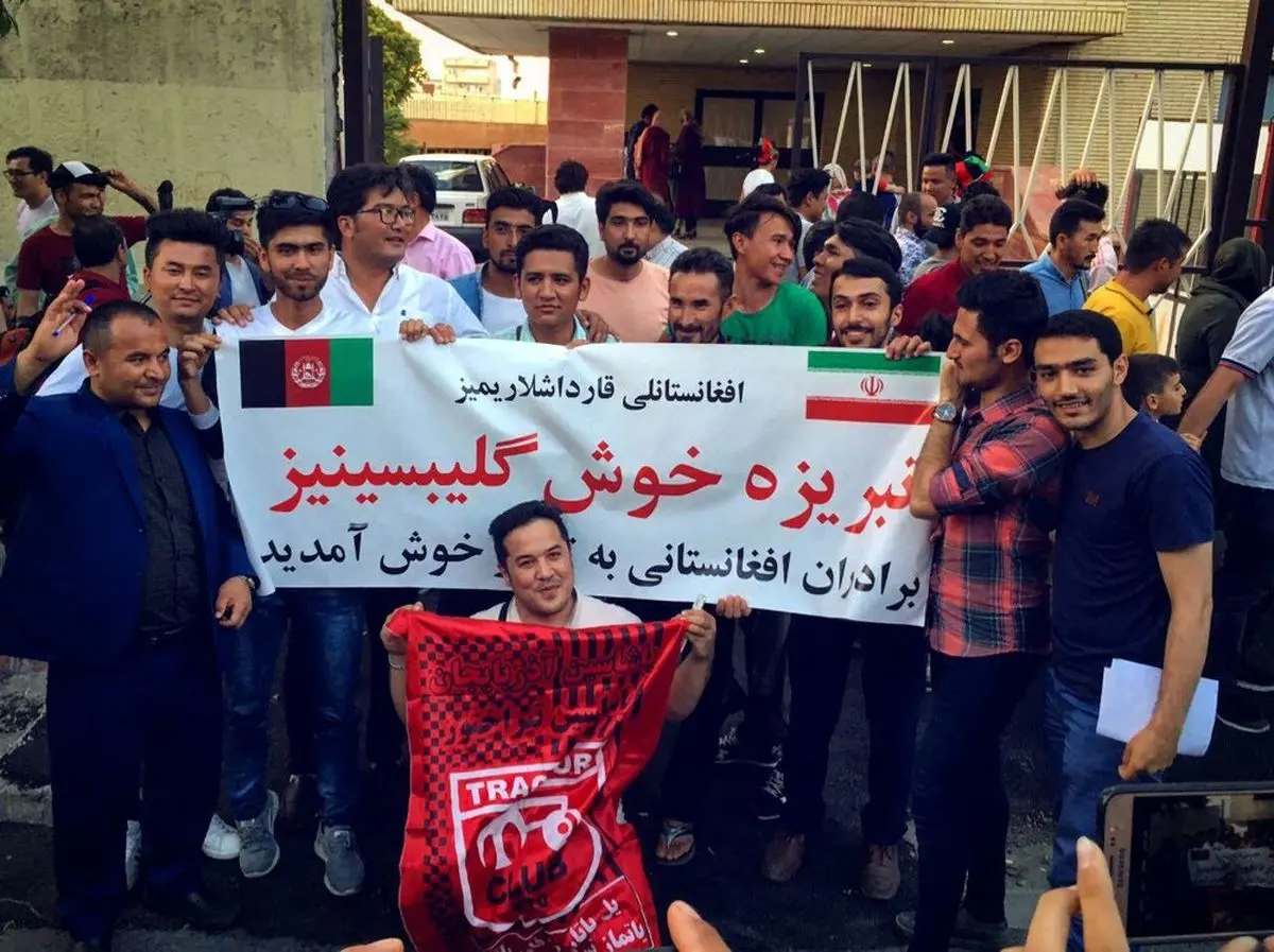 استقبال گرم مردم تبریز از تماشاگران افغانستانی