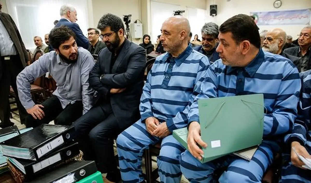 کارت هدیه می‌دادند و از کارمندان اطلاعات می‌گرفتند