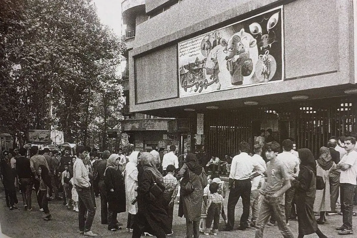 وقتی مردم برای رفتن به سینما صف می‌بستند