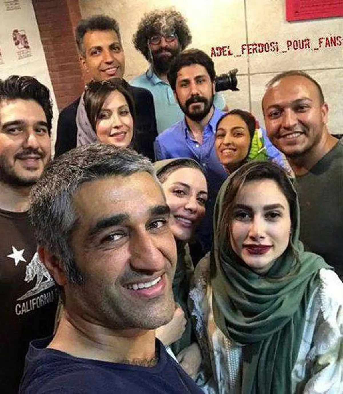 عادل فردوسی‌پور در پشت صحنه یک تئاتر