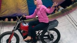 کارمیلا دختر محجبه‌ای که موتورسواری می‌کند + عکس