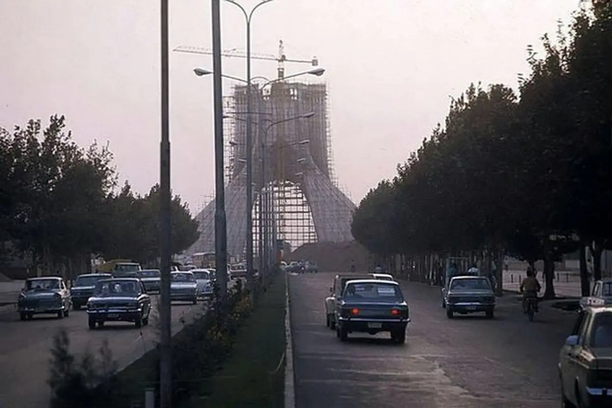 سال ۱۳۴۹؛ میدان آزادی در مراحل پایانی ساخت