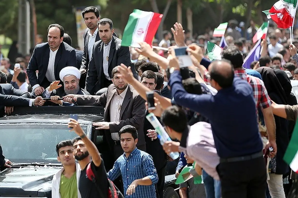 عکس گرفتن با حسن روحانی امکان‌پذیر نیست