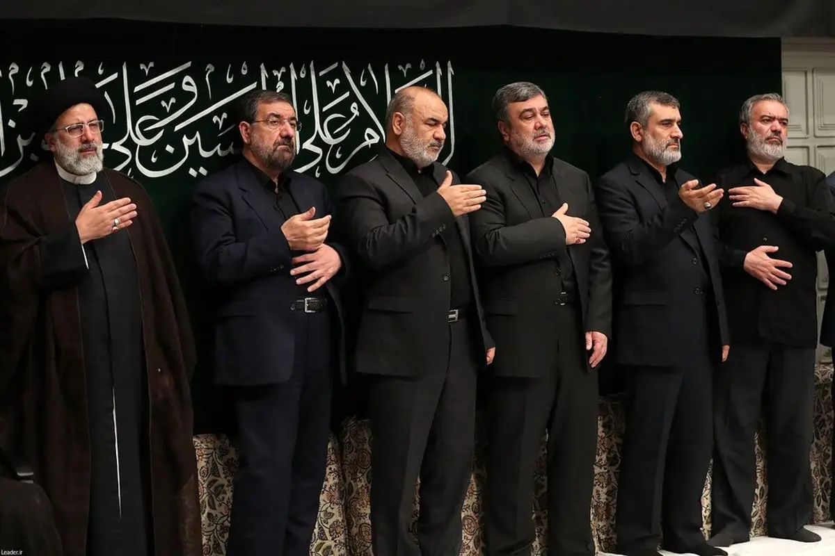 سردارها با کت شلوار درحال عزاداری