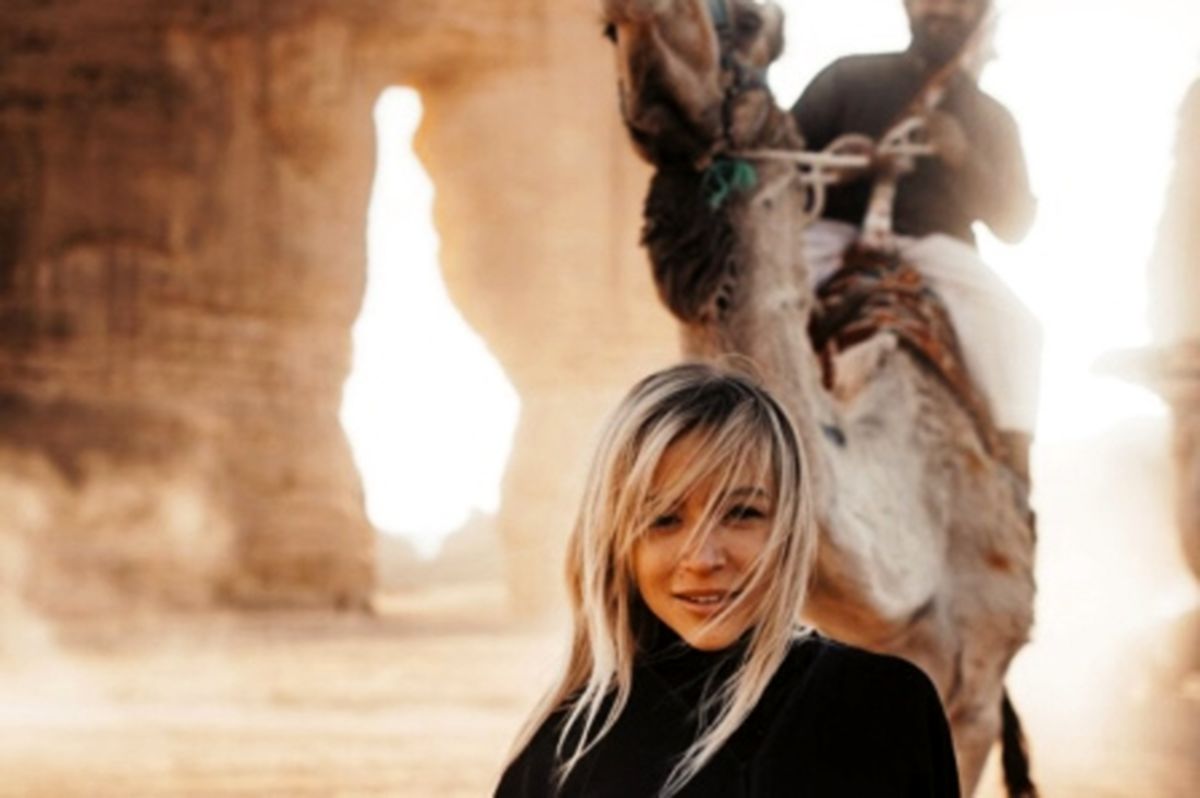 رژه دختر برنزه به خاطر بنسلمان روی شنهای صحرا