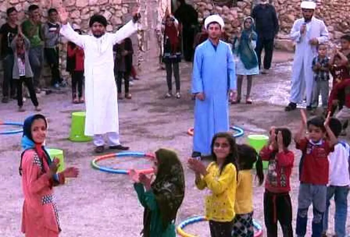 کار متفاوت طلبه جوان در شاد‌ کردن کودکان ‌روستاهای محروم