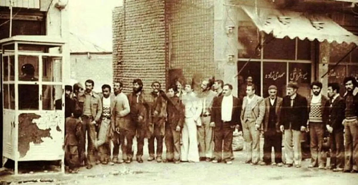 عکس | نوستالژی صف تلفن سی سال قبل !