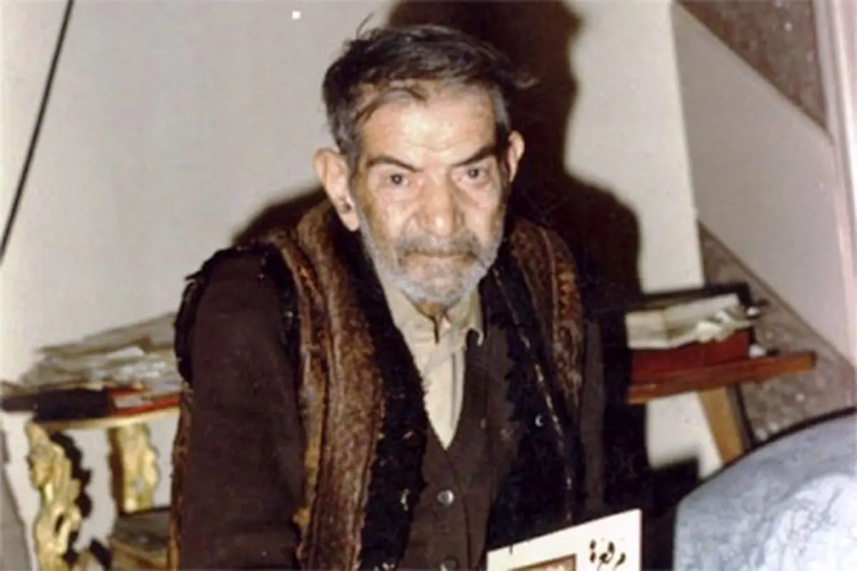 آب این سرچشمه، طغیان کرده بر پل می‌خورد