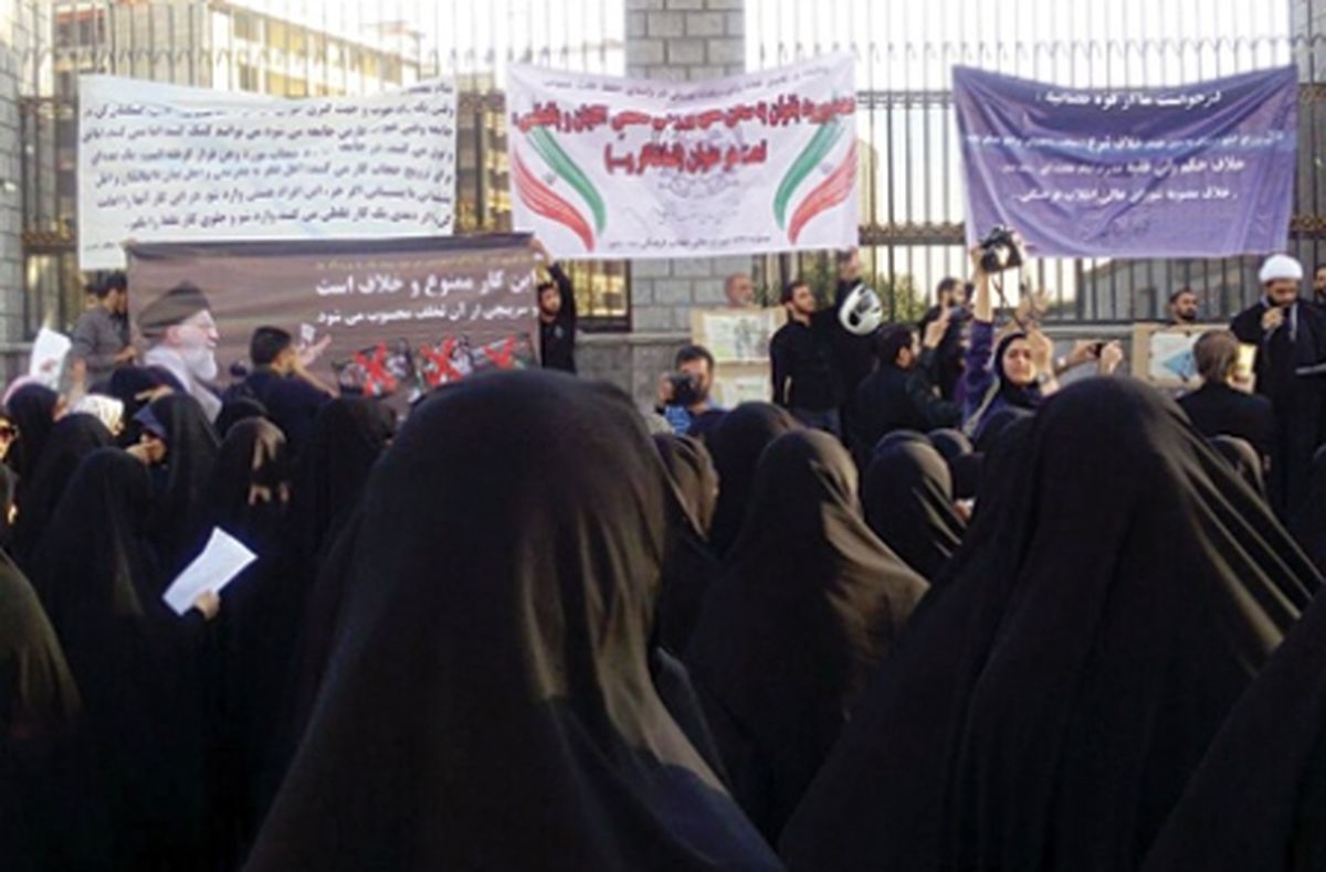 ادامه هیاهوها درباره ورود زنان به ورزشگاه
