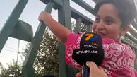 تلاش هوادار کودک برای ورود به ورزشگاه