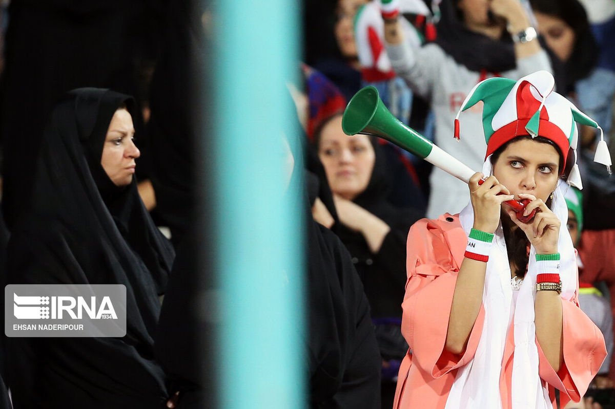 درآمد میلیونی دستفروش زن ورزشگاه آزادی