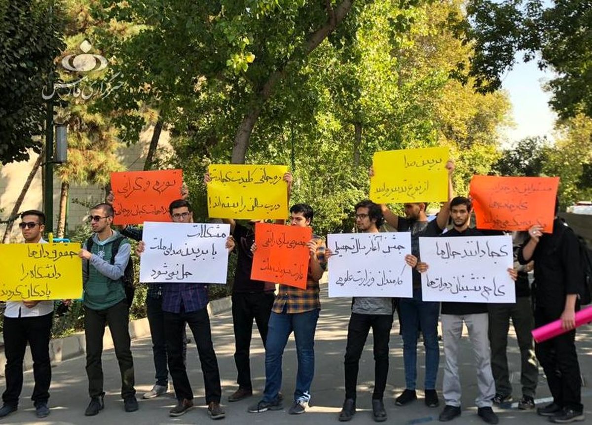 تصویری از تجمع دانشجویان هنگام سخنرانی روحانی