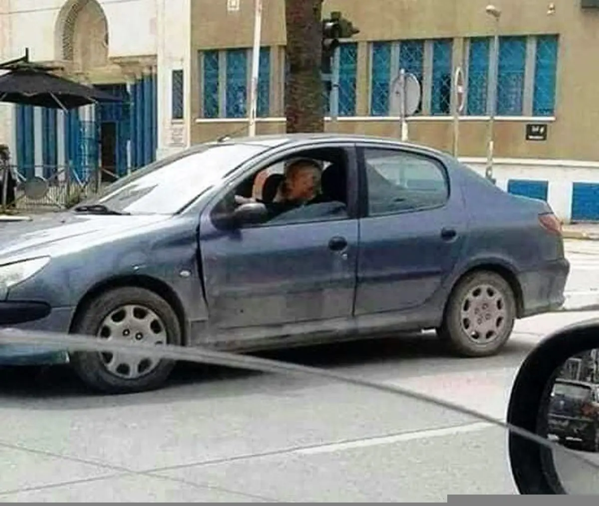 تماشا کنید؛ رئیس‌جمهوری تونس سوار  پژو ۲۰۶ ایرانی