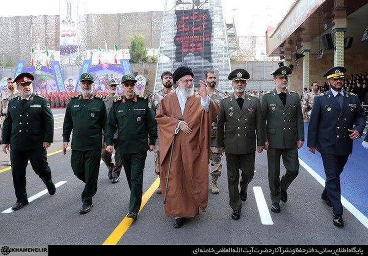 این فرماندهان رهبری را در مراسم سان دیدن همراهی کردند