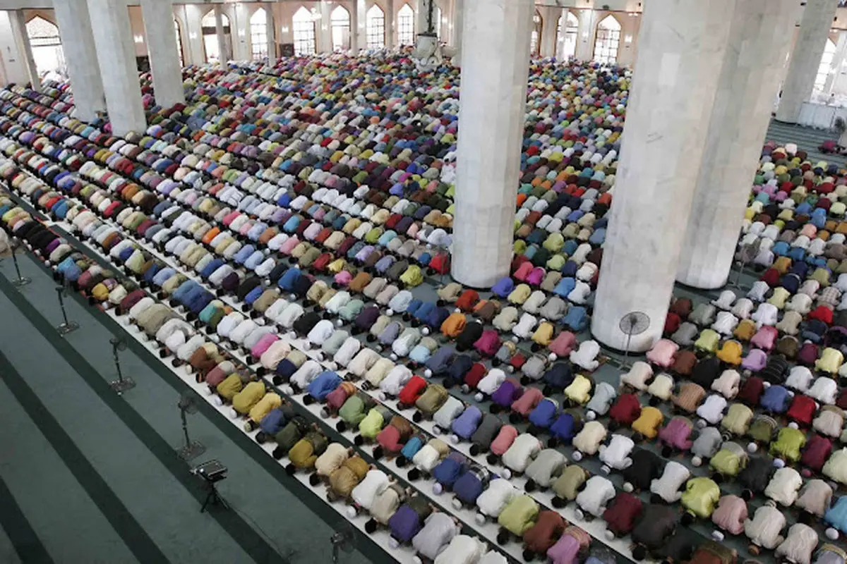 نعش کش در انتظار غایبان نمازجمعه مالزی