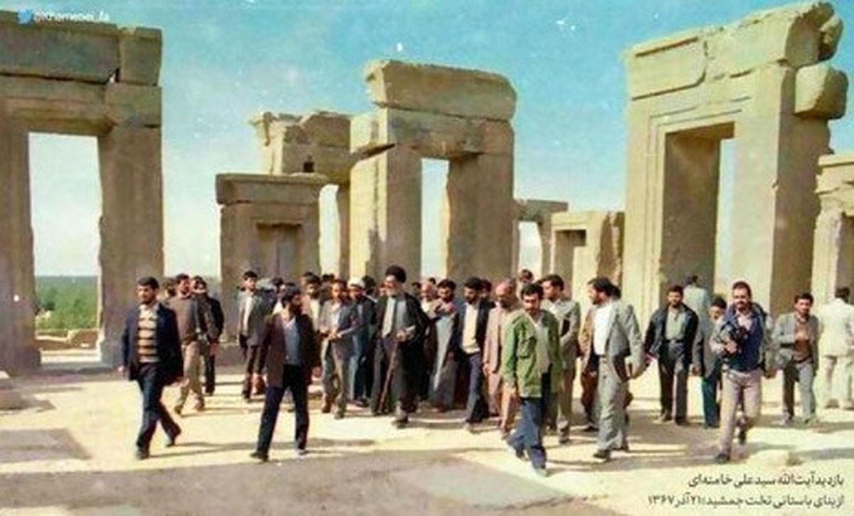 تصویری دیده نشده از رهبر انقلاب در تخت جمشید