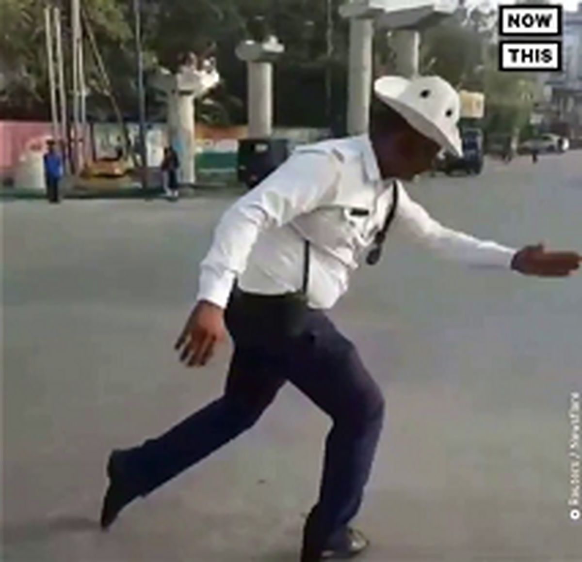 پلیسی که در خیابان‌ها می‌رقصد!