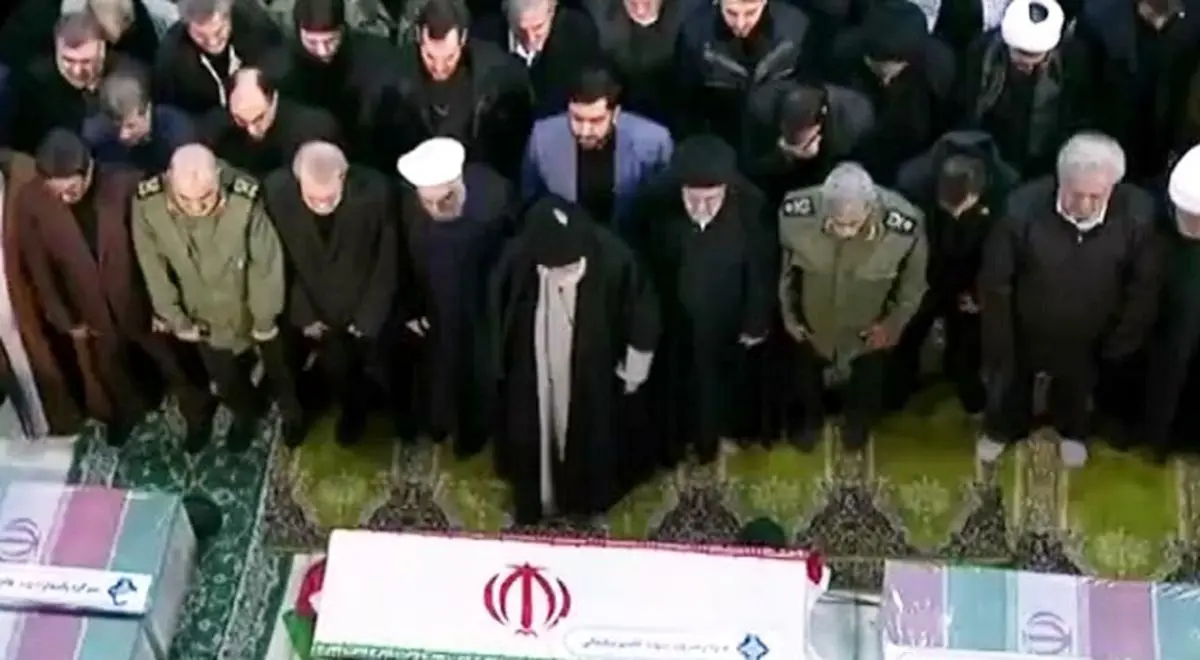اشک‌های رهبری هنگام اقامه نماز بر پیکر حاج قاسم
