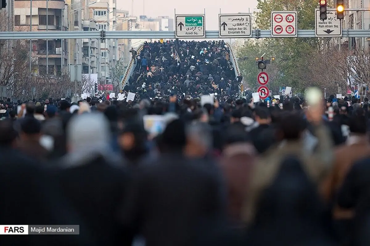 سیل جمعیت حاضر در مراسم بدرقه سردار سلیمانی