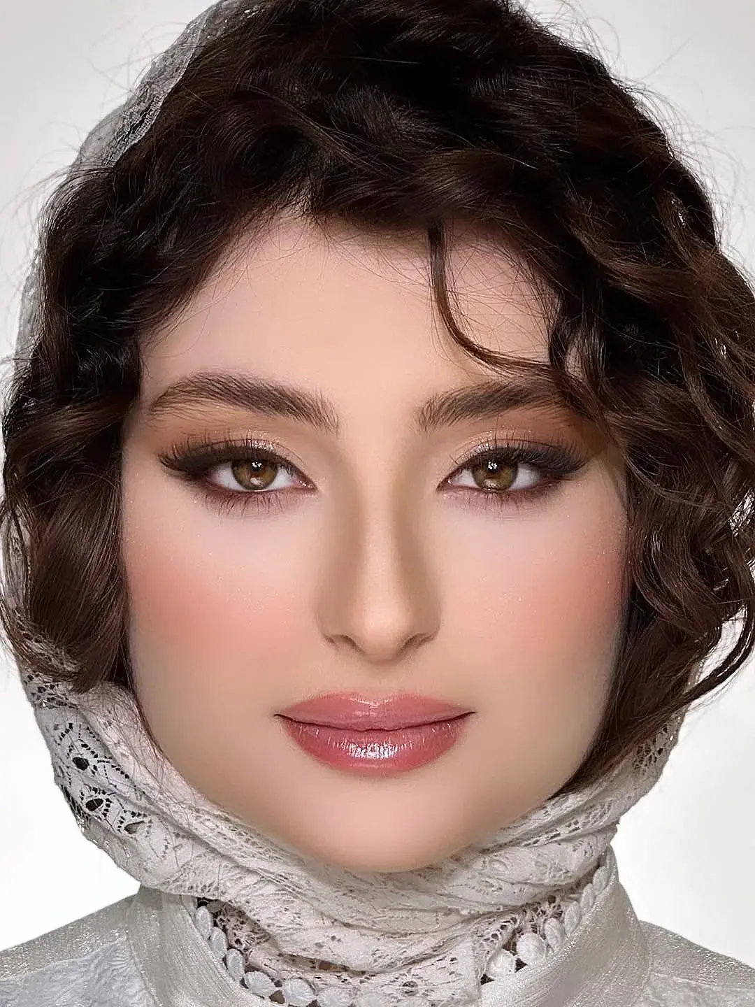 استایل «خواهرانه» سارا و نیکا با تور و لباس‌های سفید