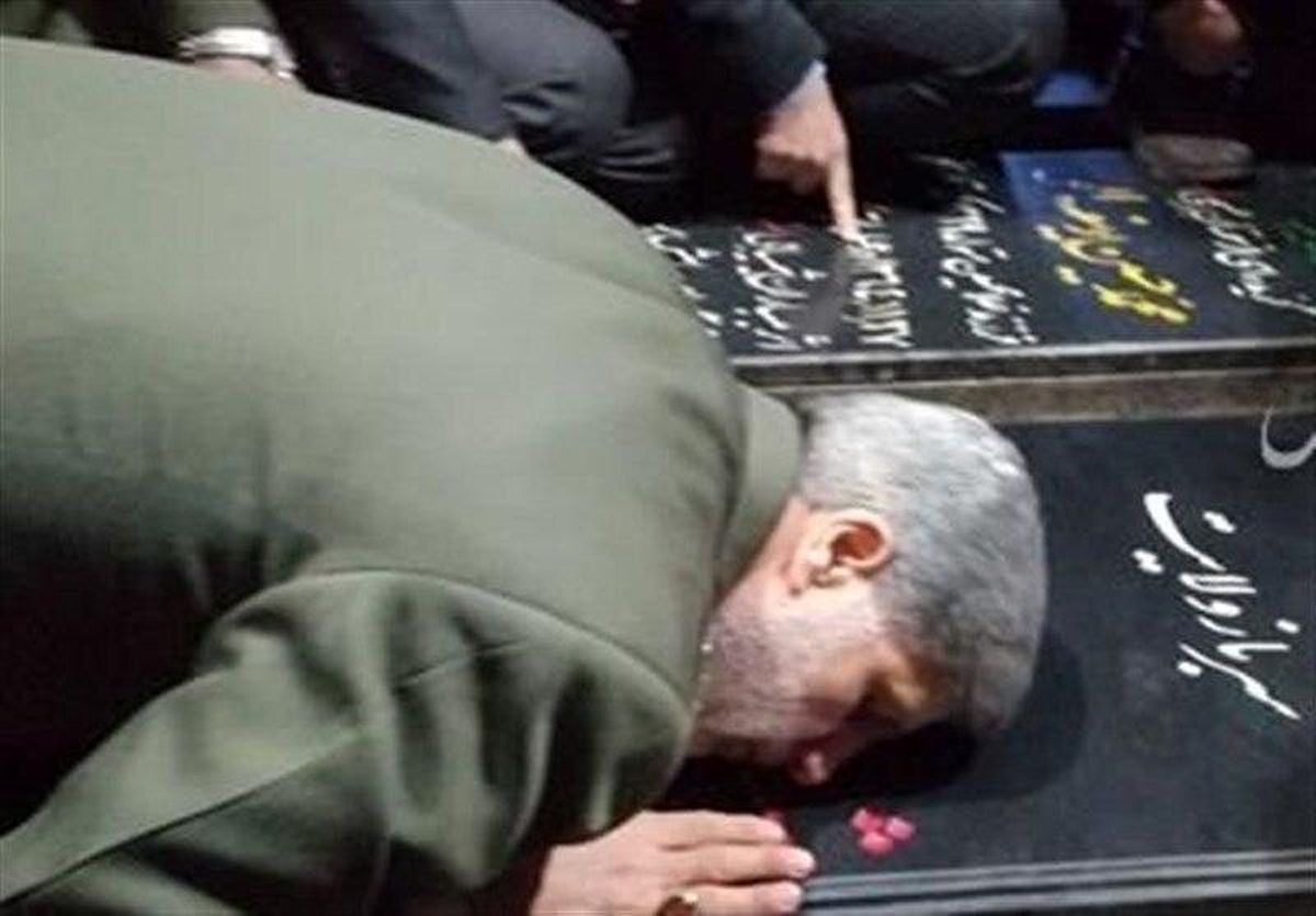 بوسه وزیر دفاع به مزار شهید قاسم سلیمانی