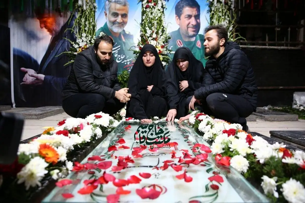 چهار فرزند سردار سلیمانی بر سر مزار پدر