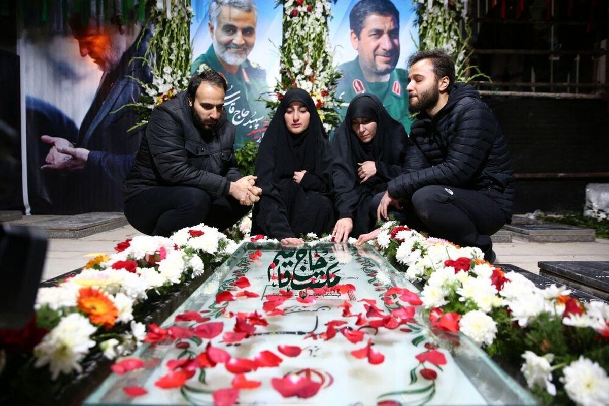 چهار فرزند سردار سلیمانی بر سر مزار پدر