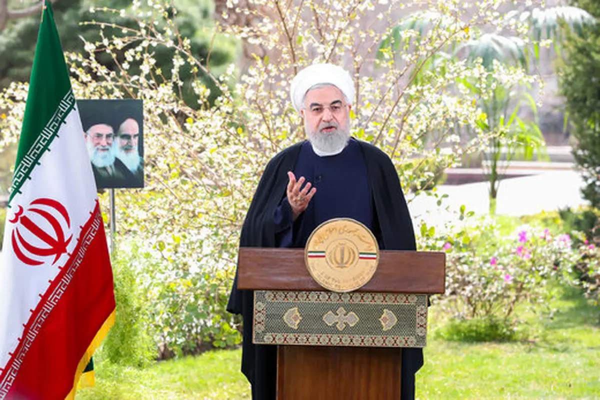 معمای ایستادن حسن روحانی هنگام قرائت پیام نوروزی