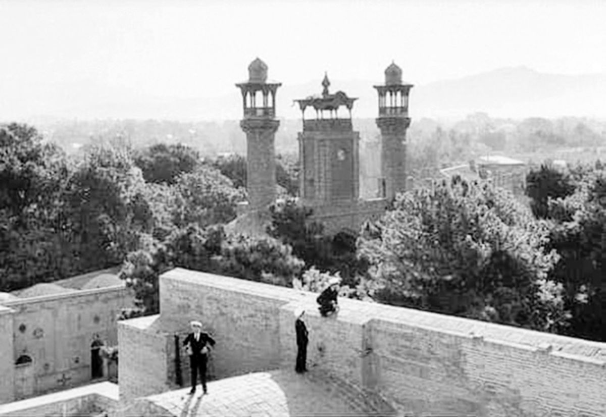 لباس عجیب مهدویکیا و آمریکاییها در مسجد سپهسالار