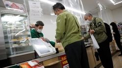 اجرای طرح فاصله گذاری اجتماعی در فروشگاه‌های ژاپن
